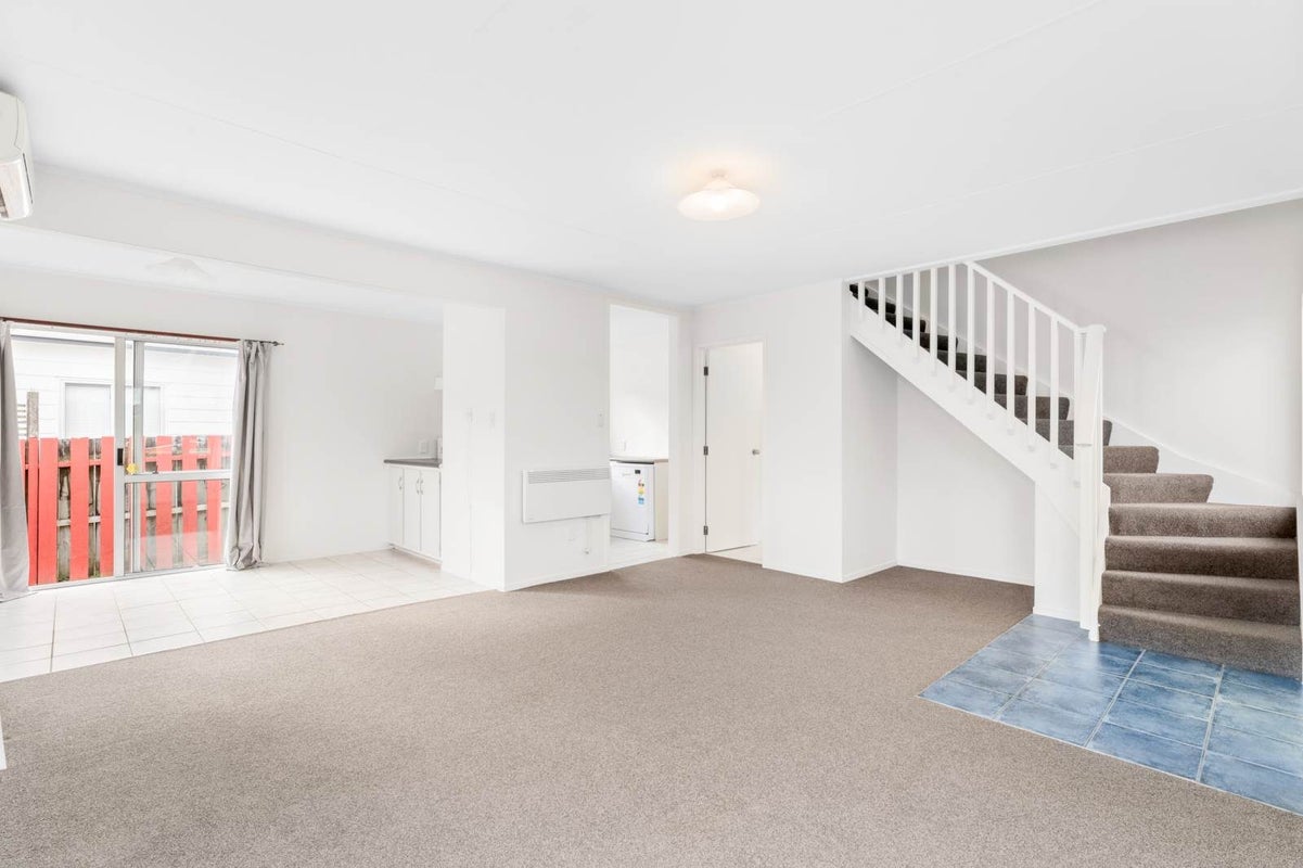 1/15 Lambrown Drive, Totara Vale, Auckland - Carousel 2