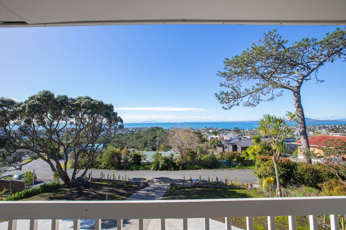 4 Dalmeny Close, Murrays Bay, Auckland - Carousel 1