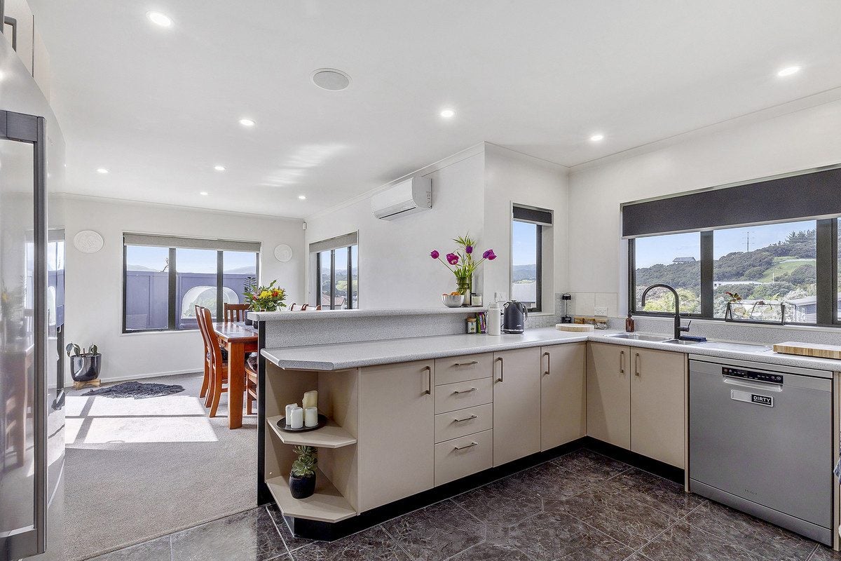 2 Endeavour Drive, Whitby, Porirua - Carousel 2