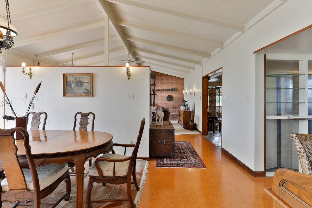 38 Cliff View Drive, Green Bay, Auckland - Carousel 1
