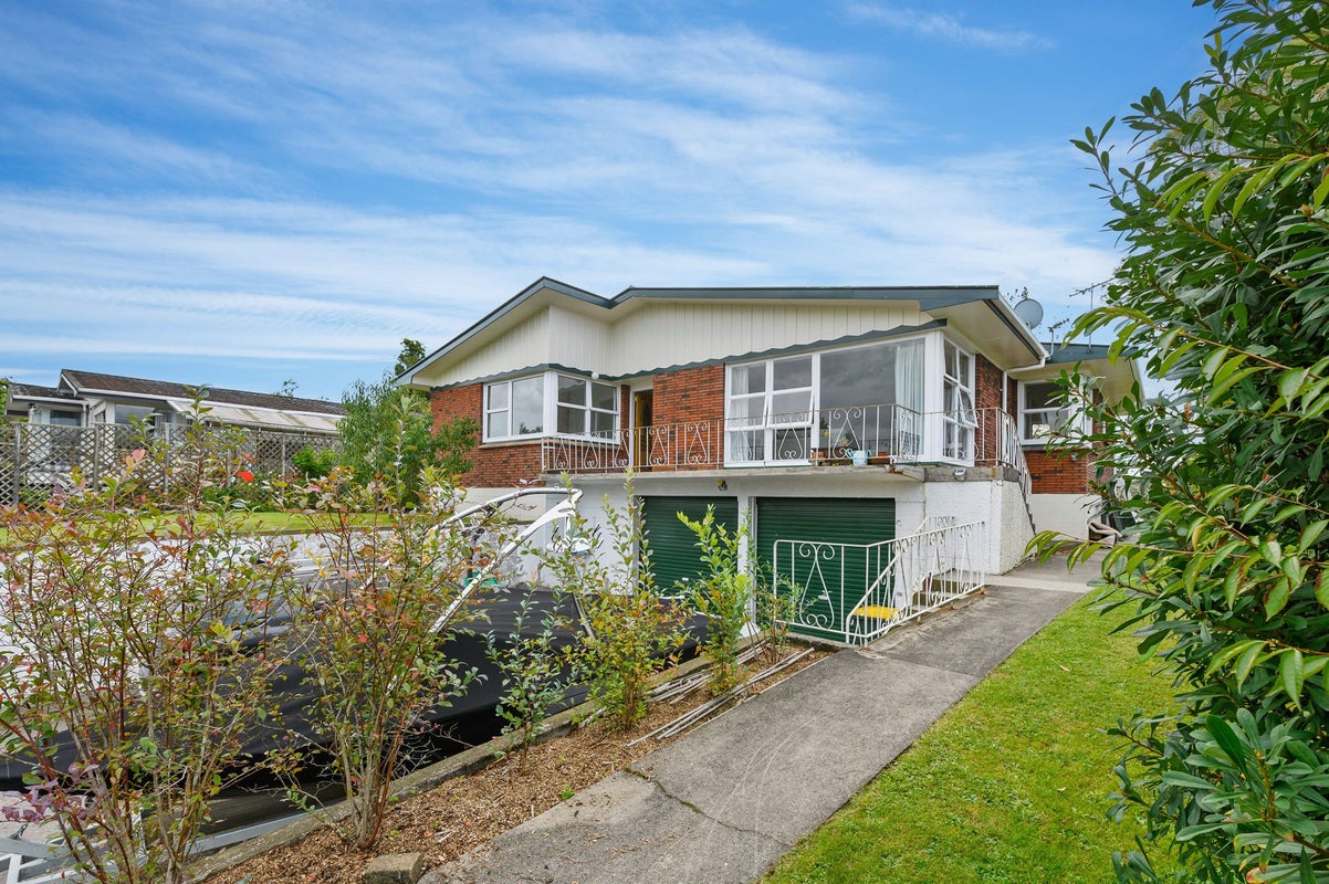 7 Tirita Street, Kawaha Point, Rotorua - Carousel 2