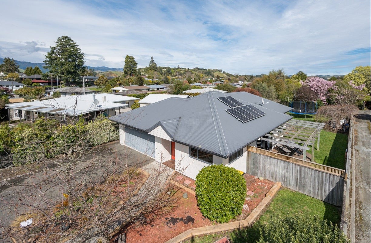 16 Franklyn Close, Wakefield - Carousel 1