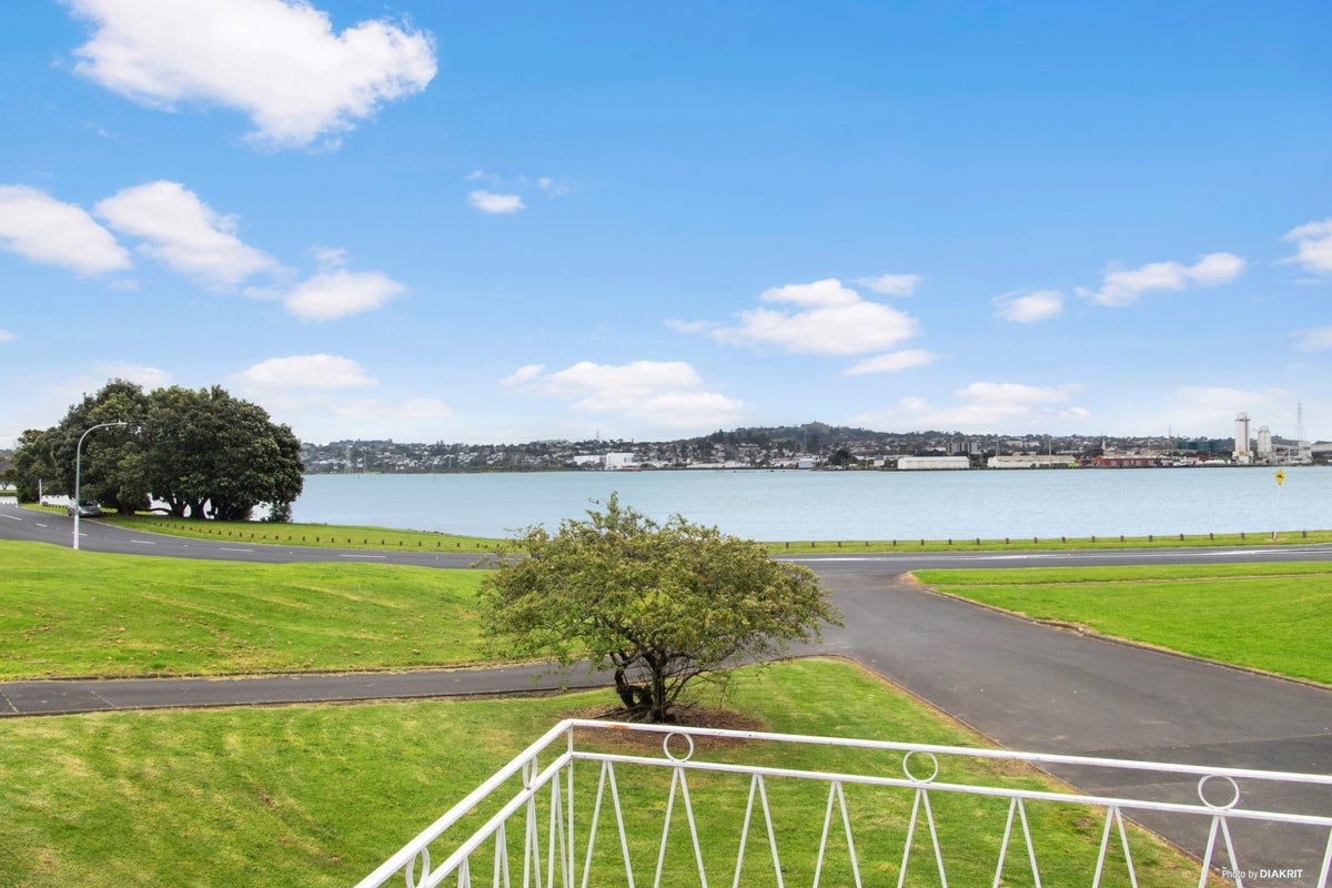 18 Kiwi Esplanade, Mangere Bridge, Auckland - Carousel 2