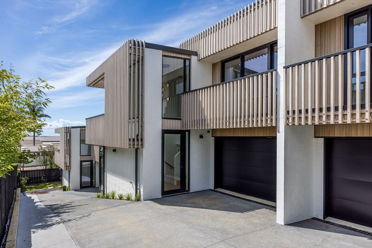 771 East Coast Road, Northcross, Auckland - Carousel 1