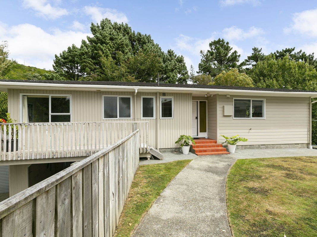 30 Lupin Terrace, Tawa, Wellington - Carousel 1