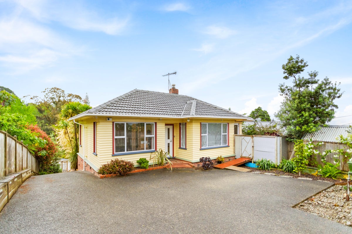 28 Fairmount Road, Titirangi, Auckland - Carousel 1
