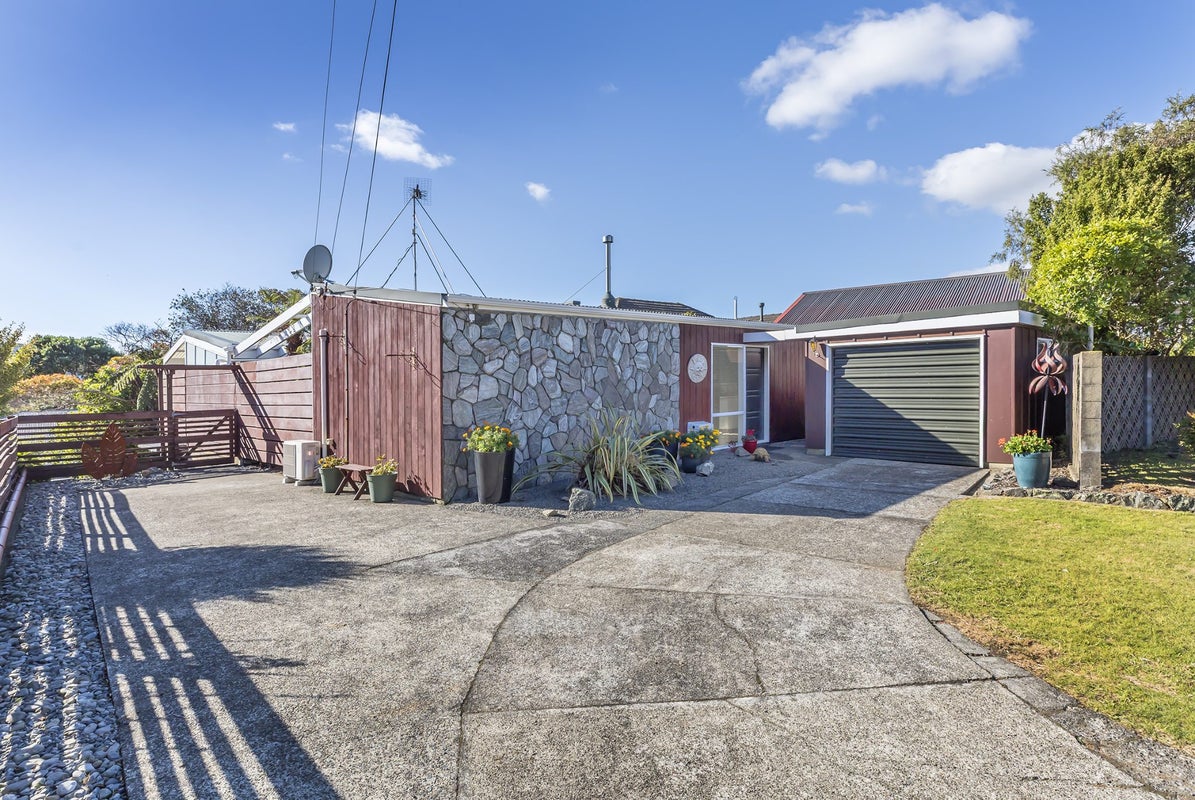 22 Larsen Crescent, Tawa, Wellington - Carousel 1