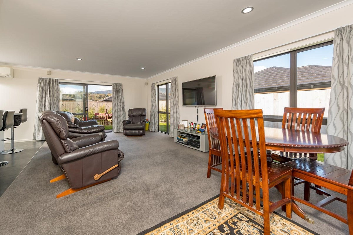 58 Sunstone Crescent, Brown Owl, Upper Hutt - Carousel 2