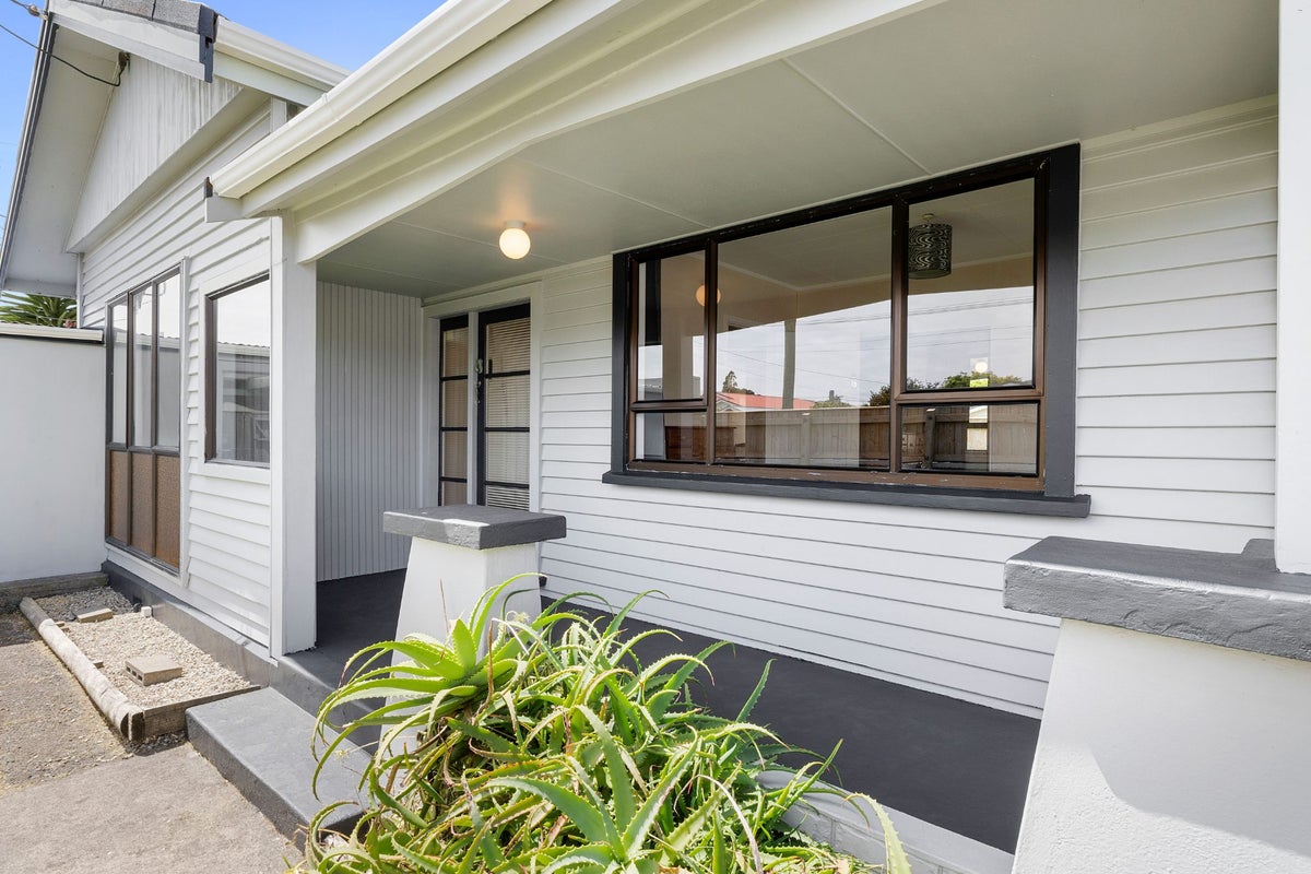 11 French Street, Moturoa, New Plymouth - Carousel 2