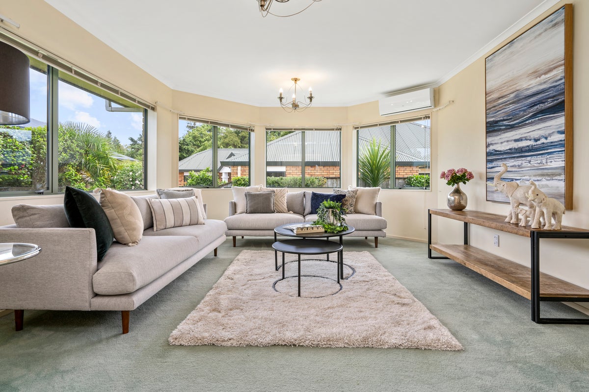 10 John Webb Drive, Glenview, Hamilton - Carousel 1