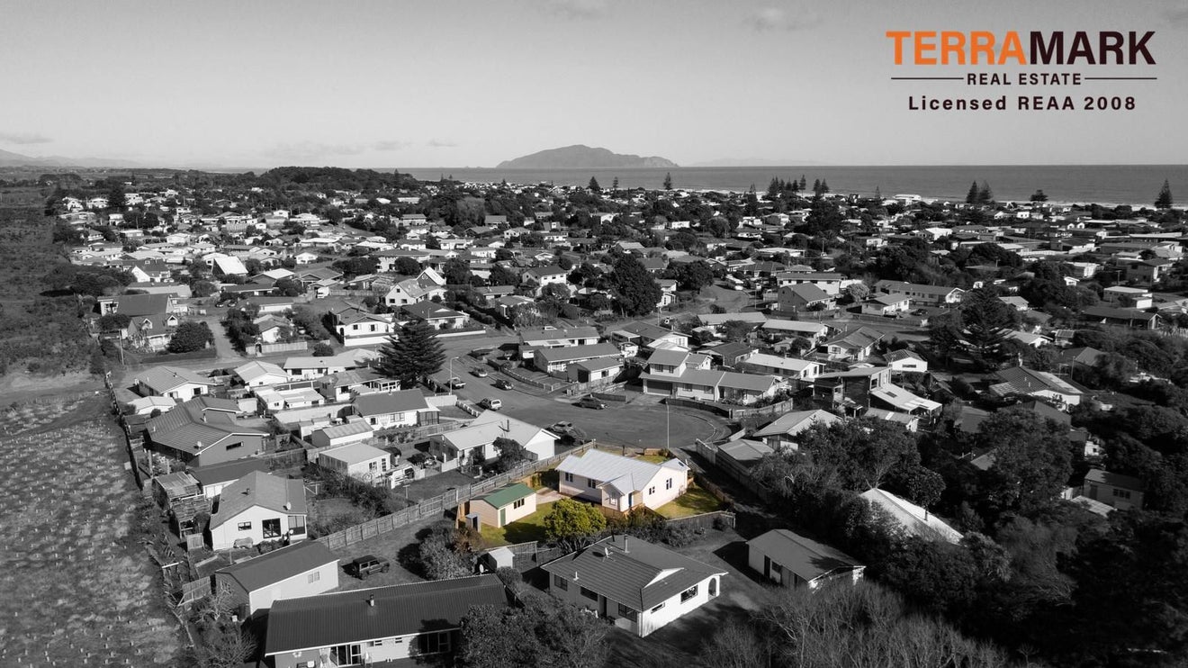 9 Hewson Crescent, Otaki Beach, Otaki - Carousel 21