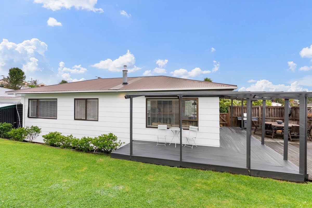 1/11 Longreach Drive, Sunnyvale, Auckland - Carousel 1
