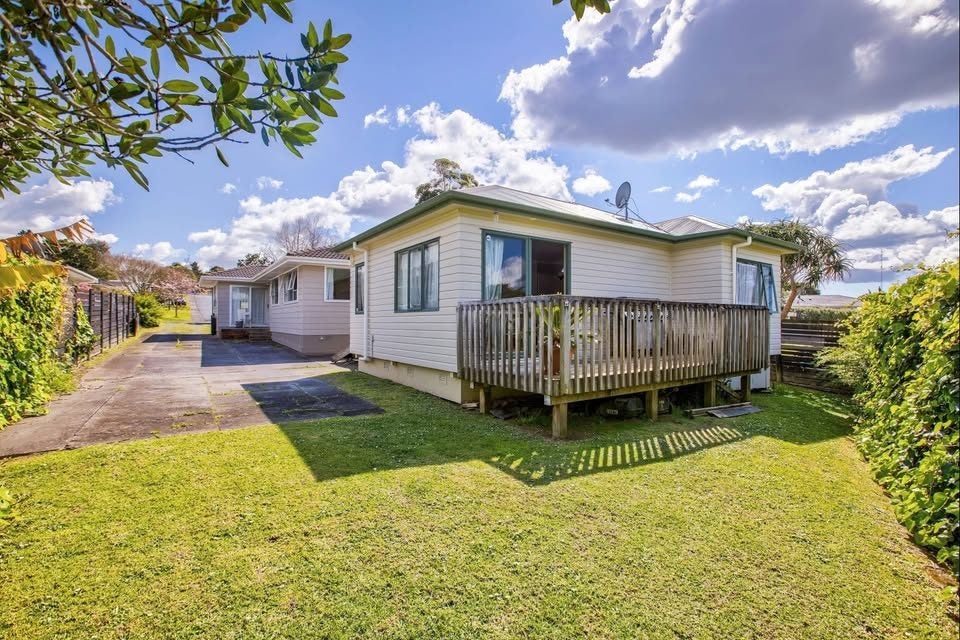 30 Sunline Avenue, Massey, Auckland - Carousel 1