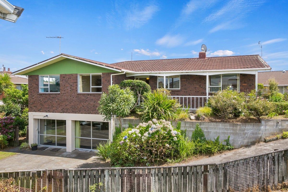 7 Bushview Place, Upper Vogeltown, New Plymouth - Carousel 1