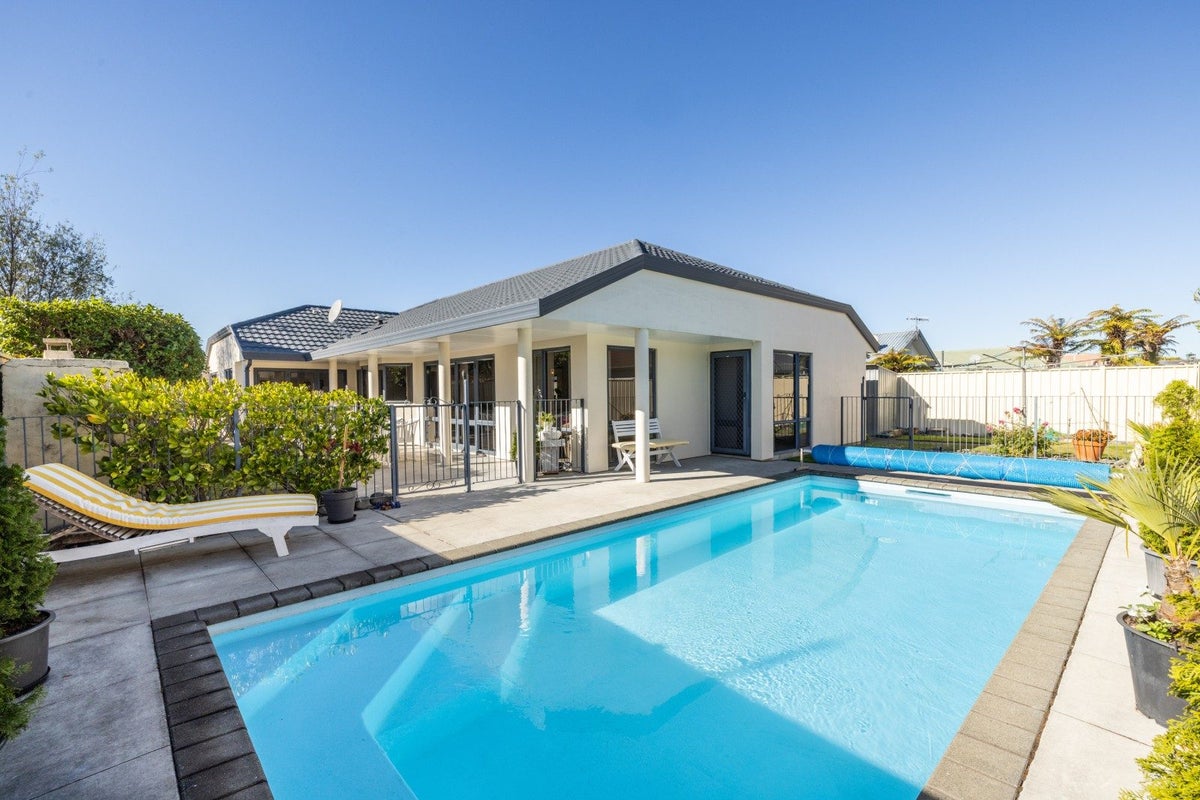 48 Kensington Drive, Taradale, Napier - Carousel 1