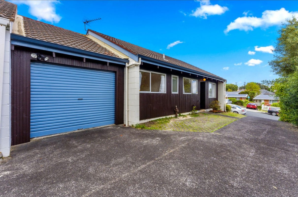 1/1 Gatman Street, Birkdale, Auckland - Carousel 1