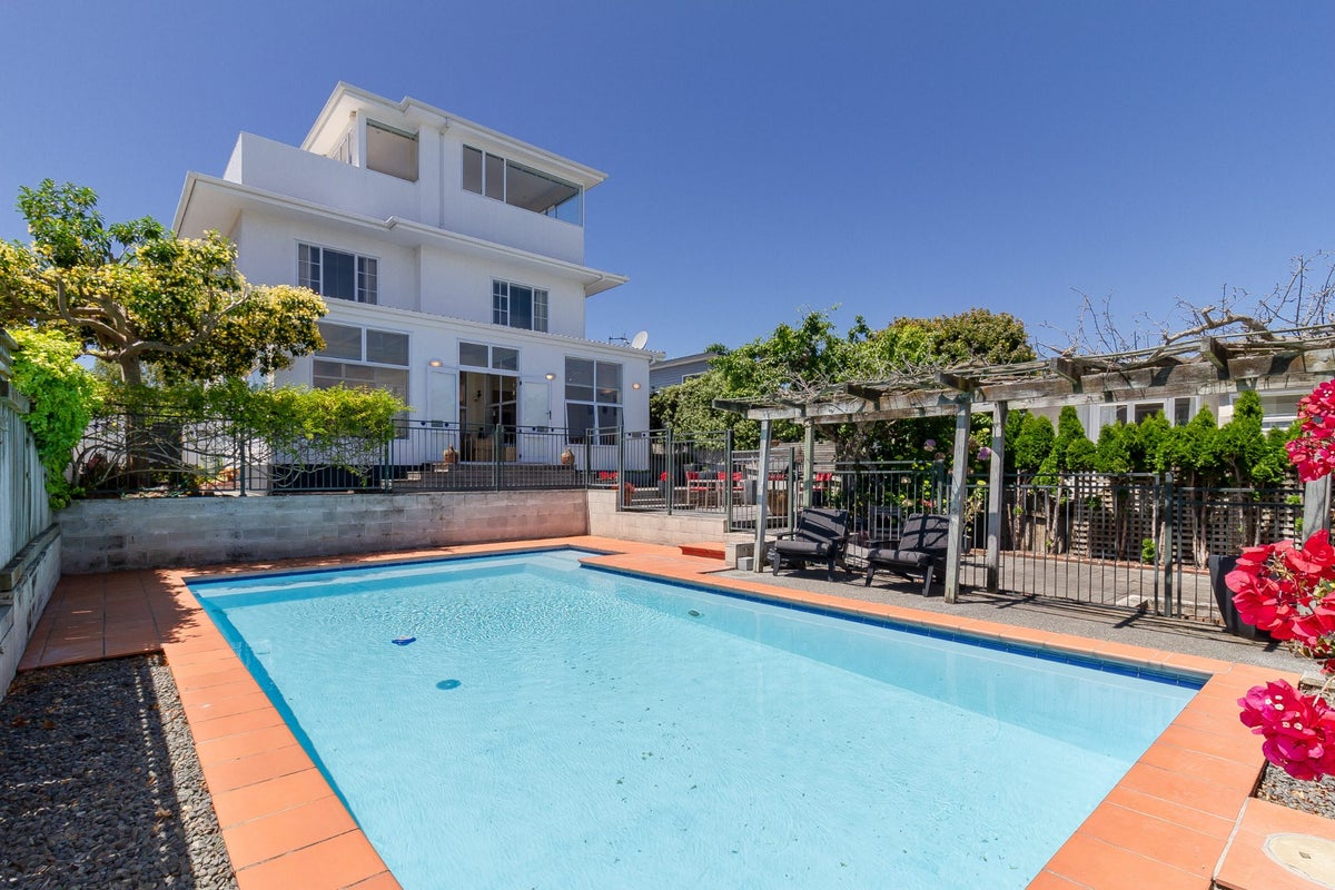 8 Gladstone Road, Bluff Hill, Napier - Carousel 1