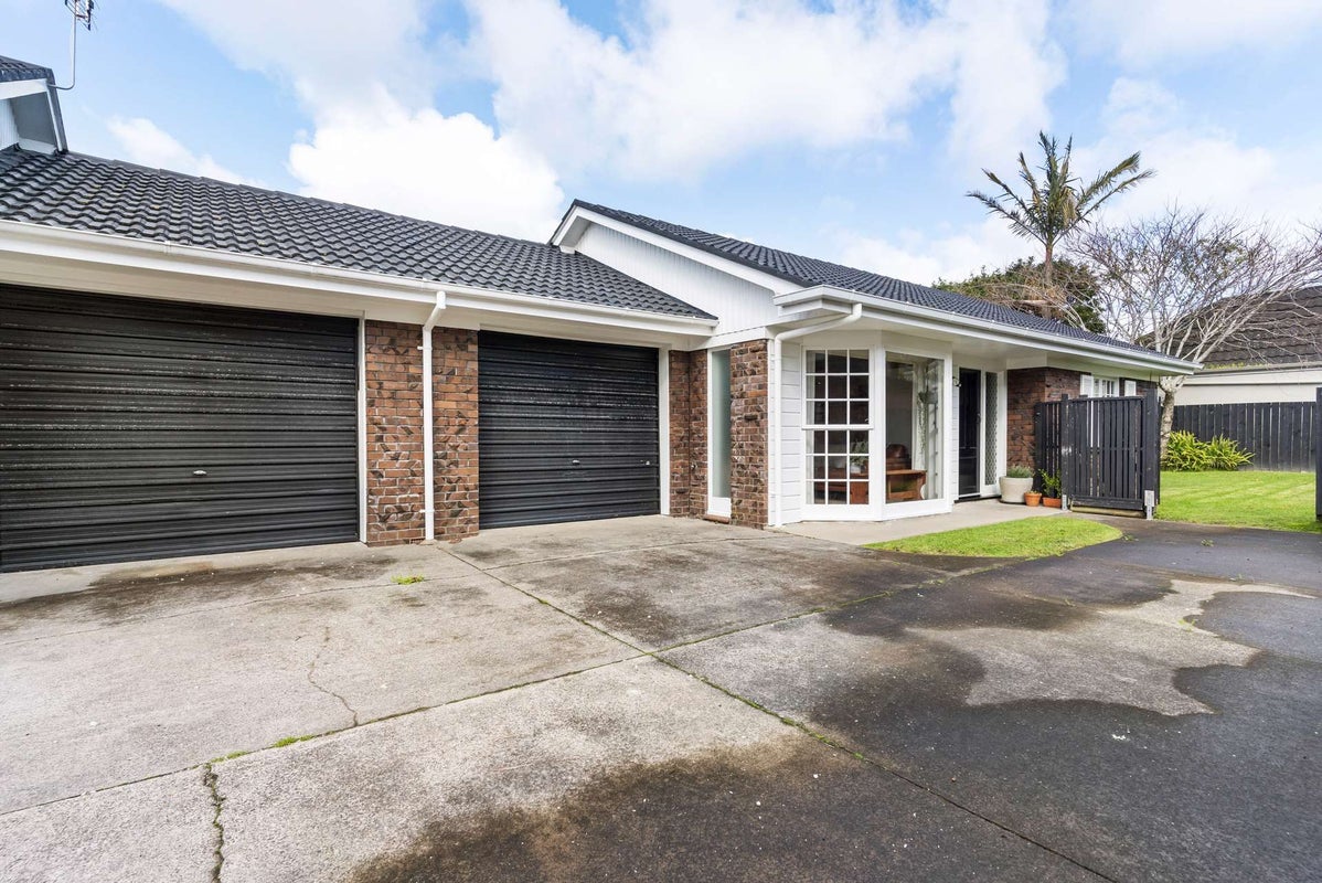 2/4 Jern Place, Eastern Beach, Auckland - Carousel 1