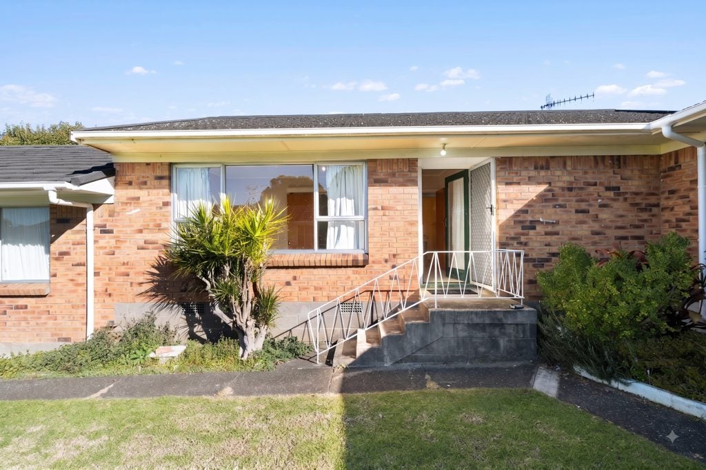 2/12 Dinglebank Road, Mount Wellington, Auckland - Carousel 1