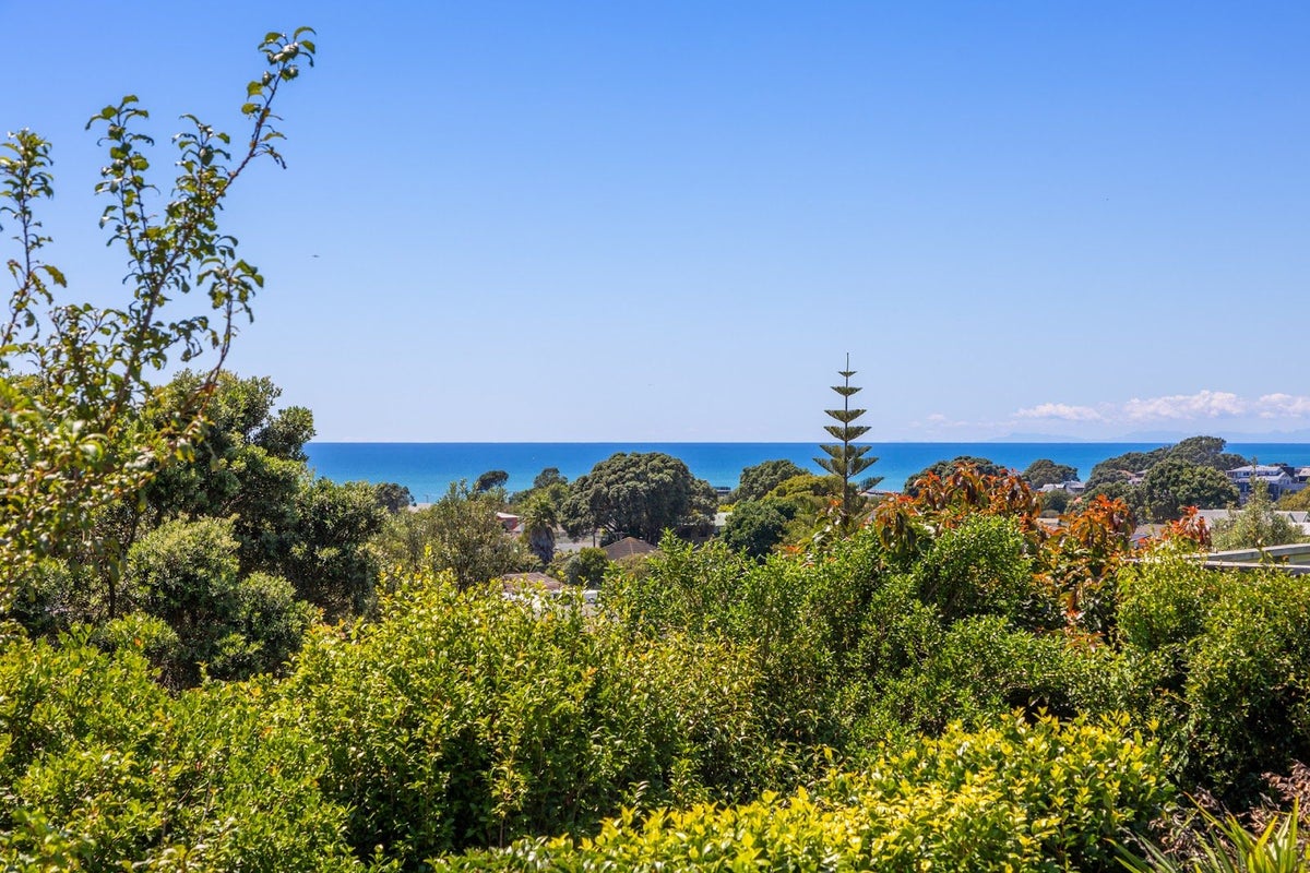 13 Moana Crescent, Blagdon, New Plymouth - Carousel 1