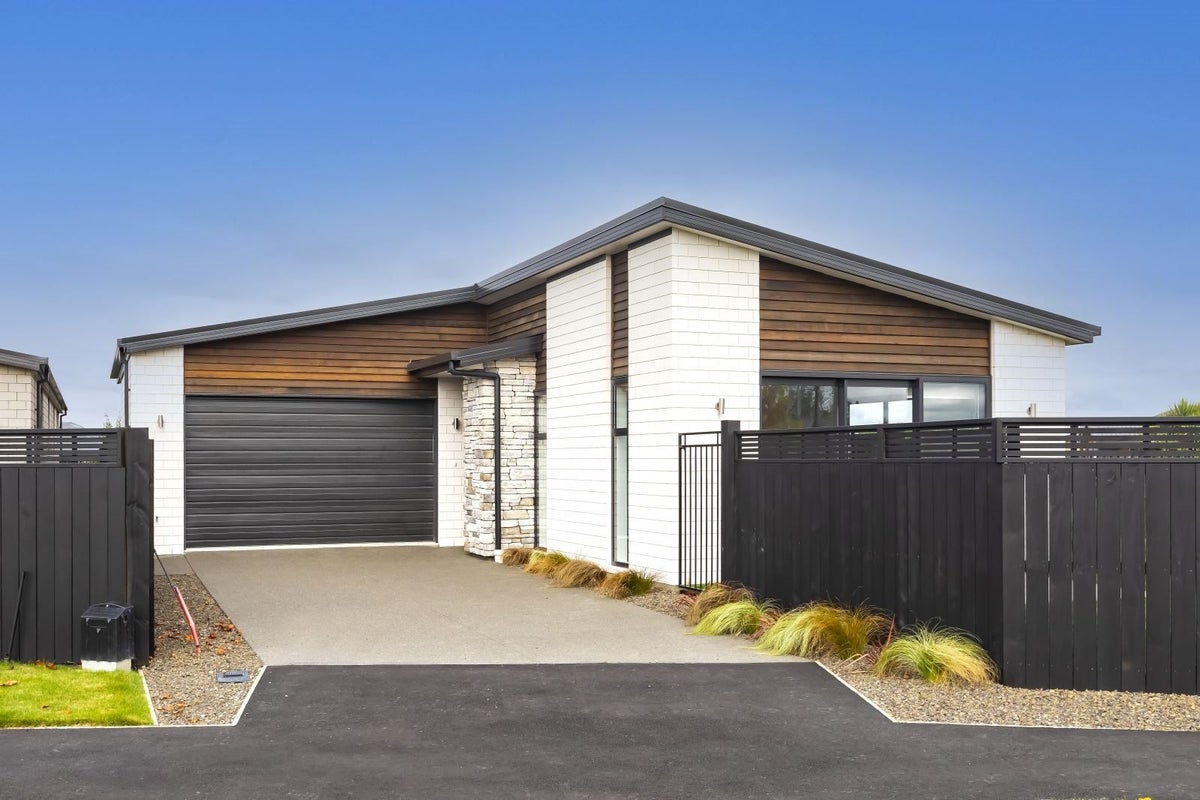 21 Loch Tanna Way, Broomfield, Christchurch - Carousel 1