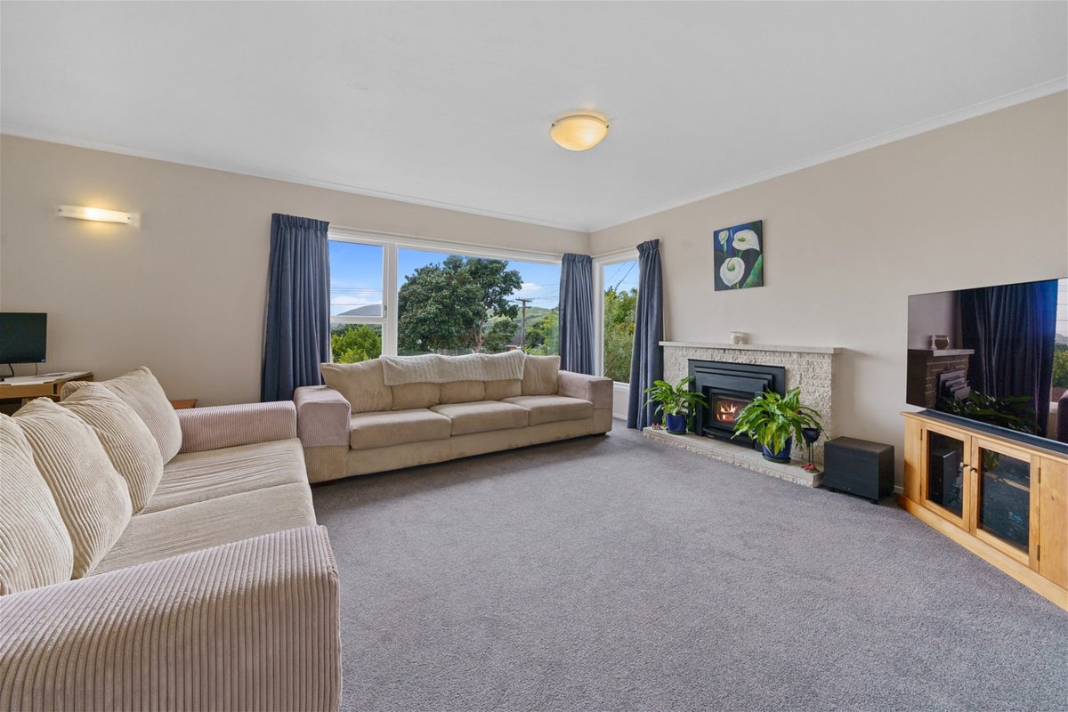 18 Saint Edmund Crescent, Tawa, Wellington - Carousel 2