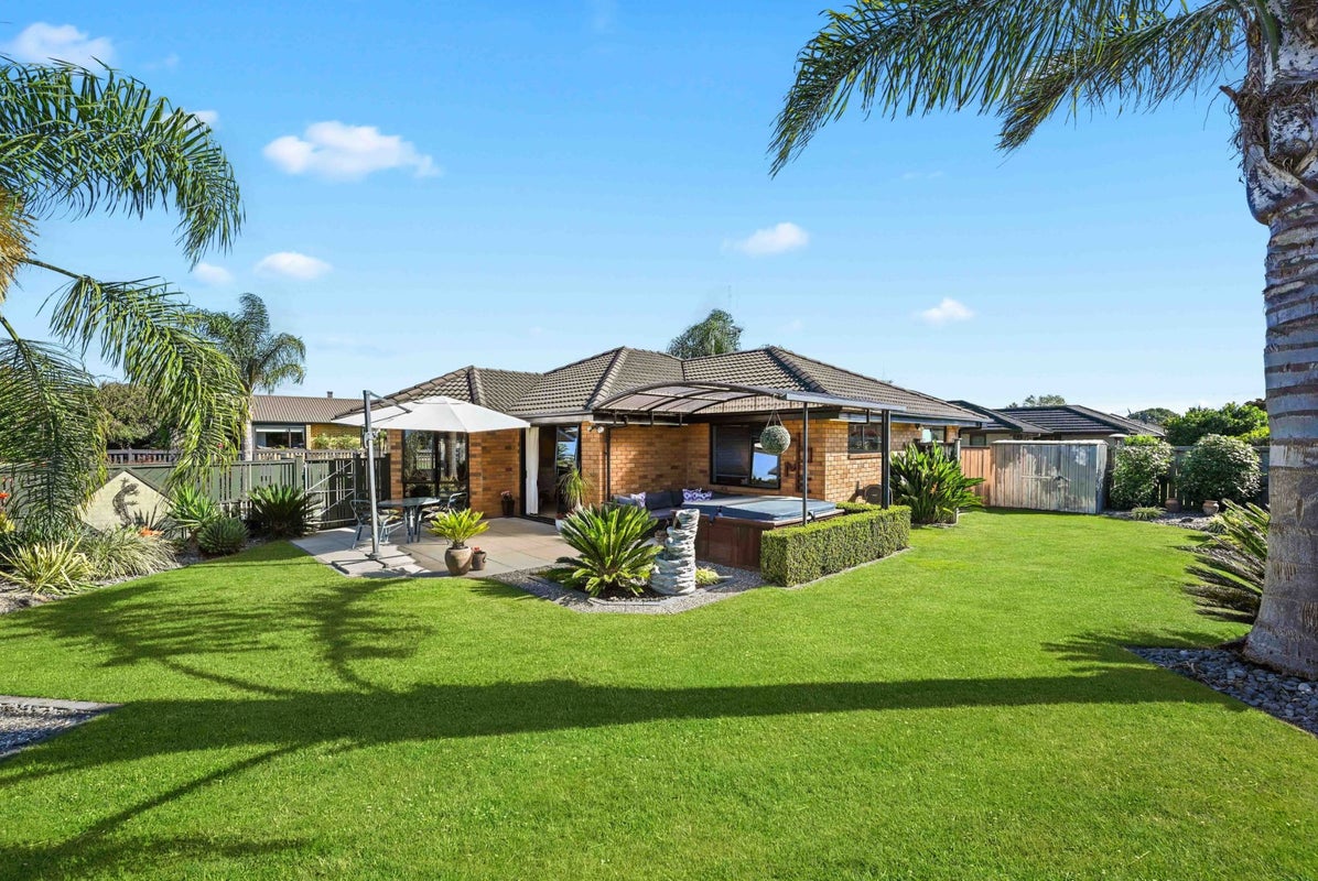 35 Stoneleigh Drive, Chartwell, Hamilton - Carousel 1