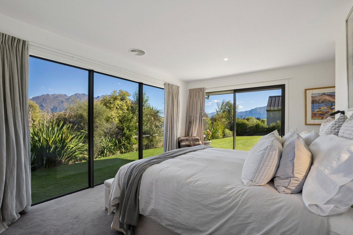 4 Durness Court, Jacks Point, Queenstown - Carousel 2