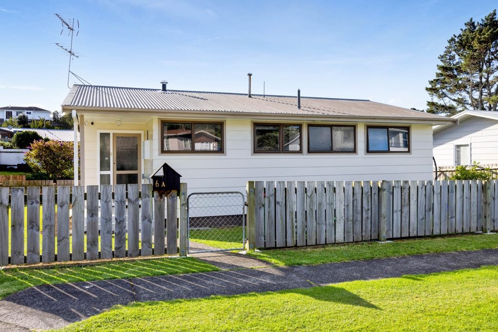 6A Brixham Place, Merrilands, New Plymouth - Carousel 1