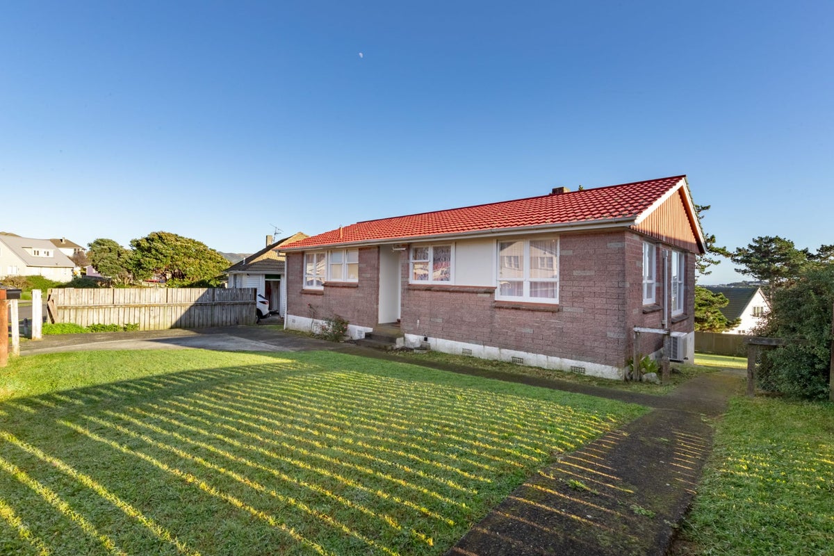 15 Arahura Crescent, Waitangirua, Porirua - Carousel 1