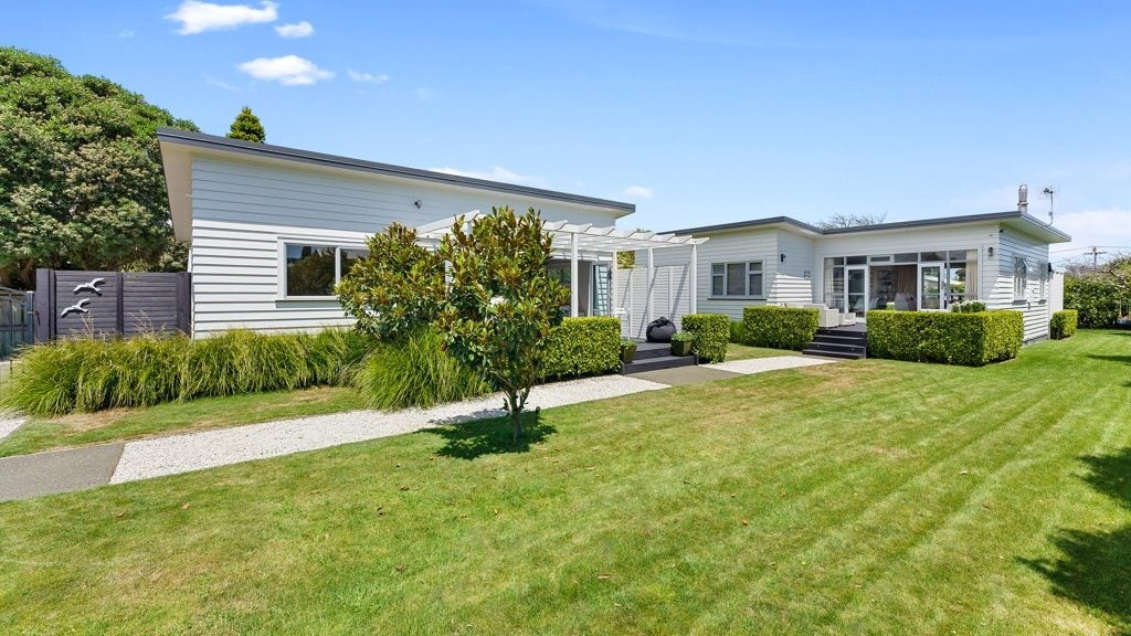 26 Rauparaha Street, Waikanae Beach, Waikanae - Carousel 1