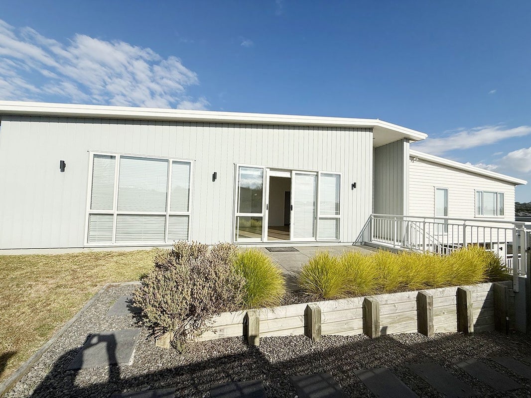 1 Marine Garden Crescent, Beachlands, Auckland - Carousel 1