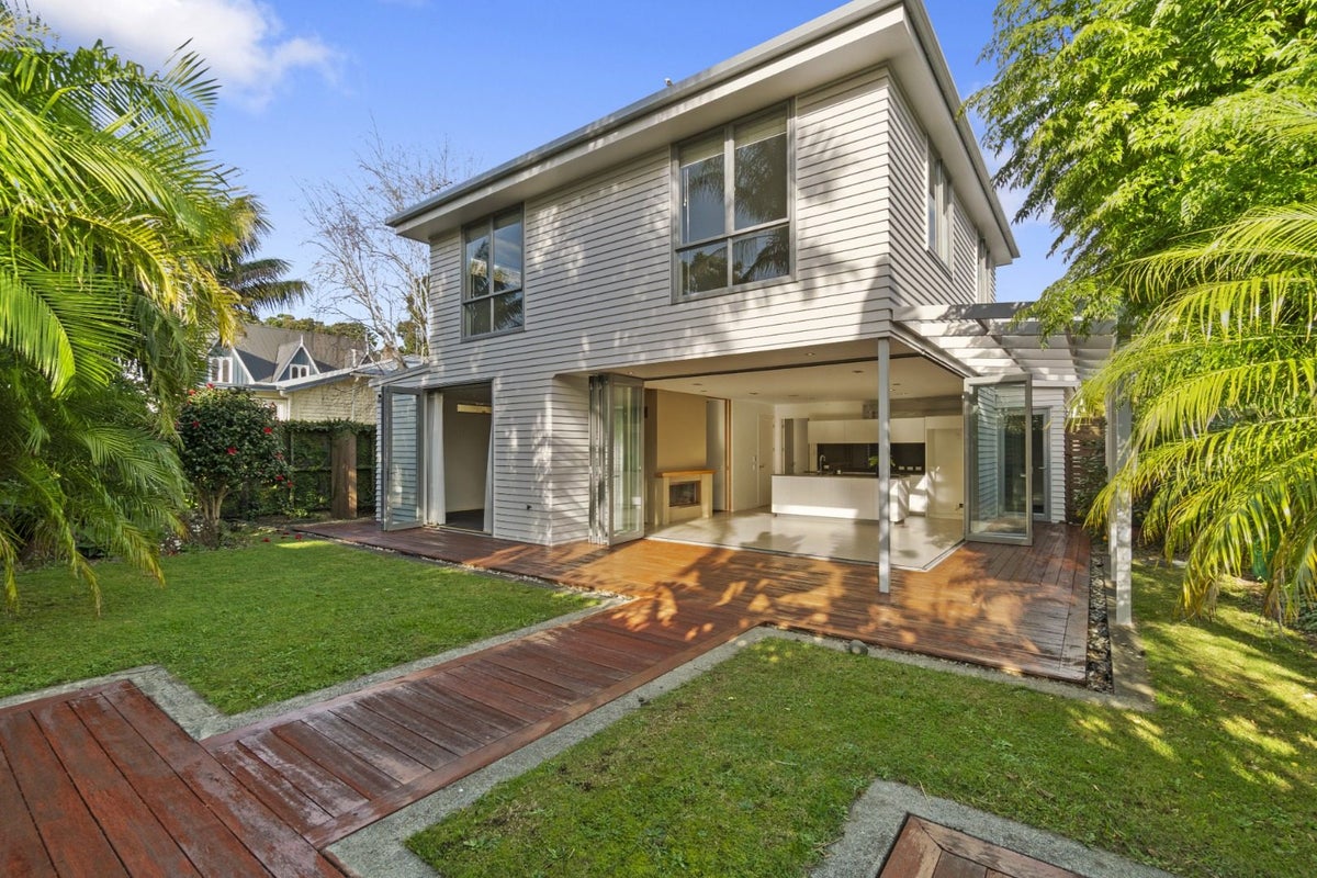 17 Raetihi Crescent, Mount Albert, Auckland - Carousel 1