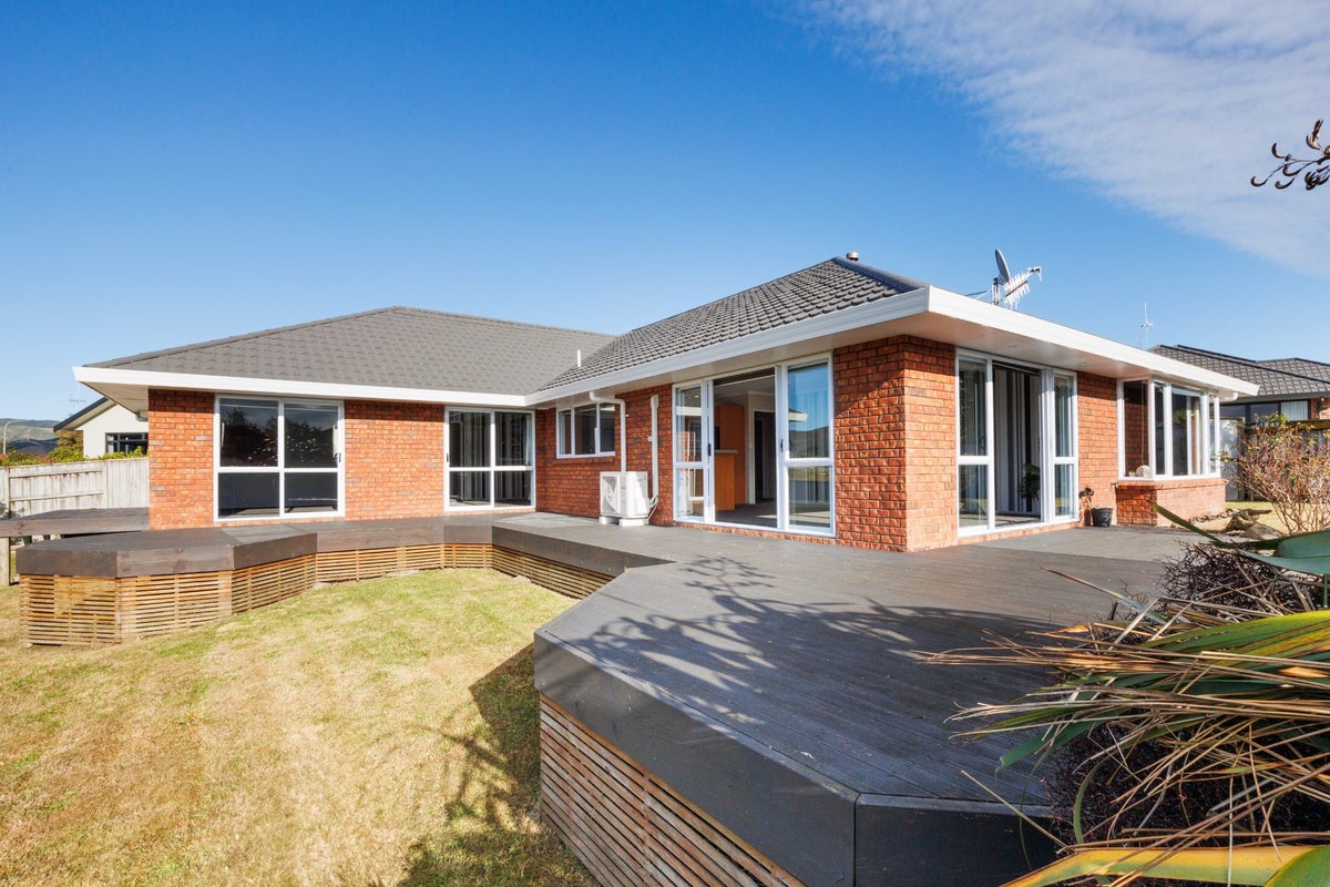 20 Johnstone Drive, Fitzherbert, Palmerston North - Carousel 1