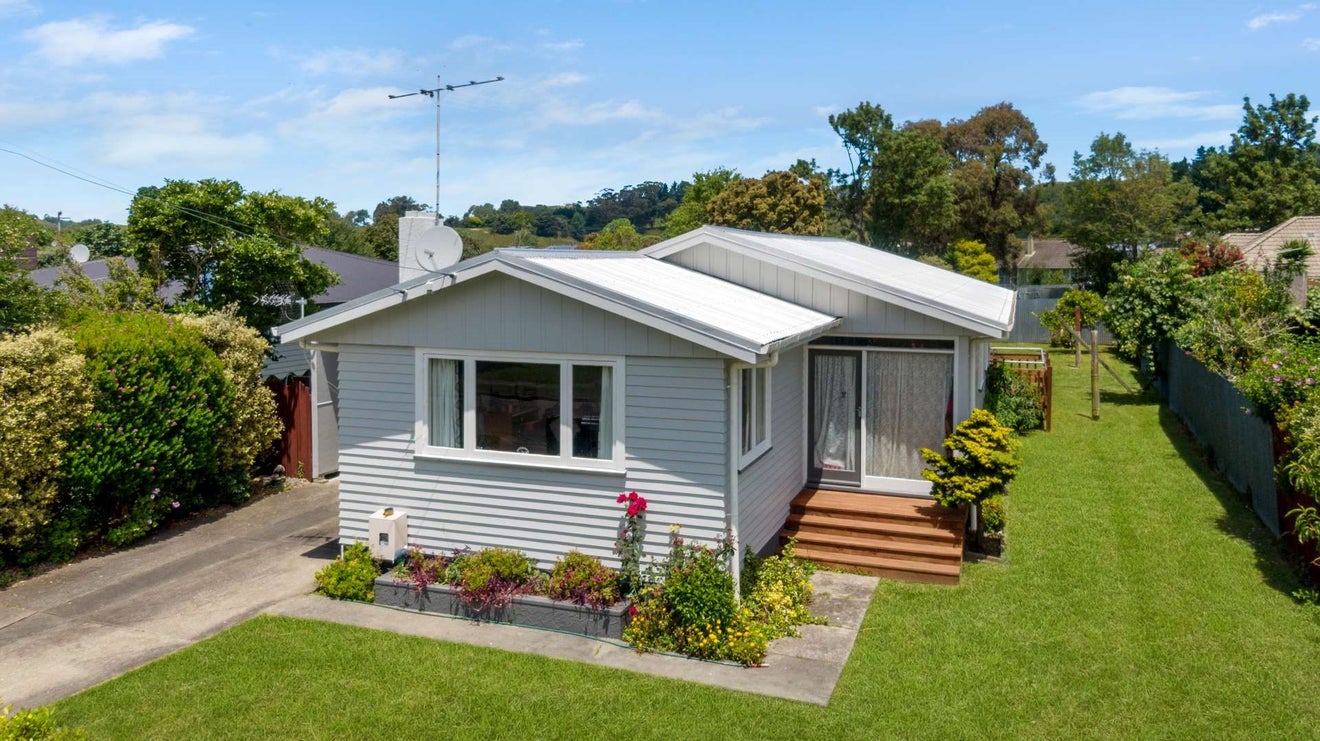 10 Glasgow Crescent, Kaiti, Gisborne - Carousel 1