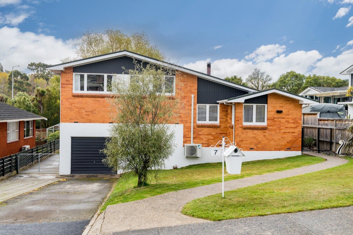 7 Kinmont Crescent, Kinmont Park, Mosgiel - Carousel 1