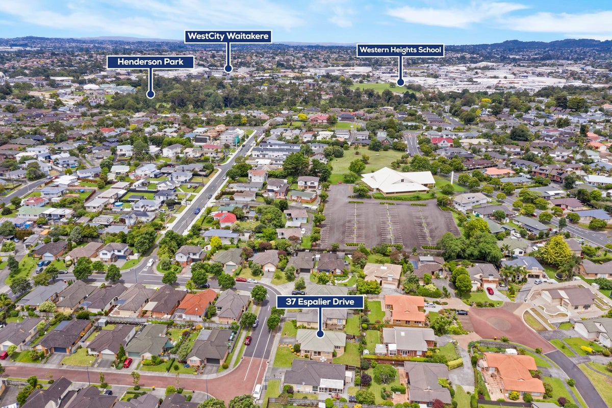 37 Espalier Drive, Henderson, Auckland - Carousel 13