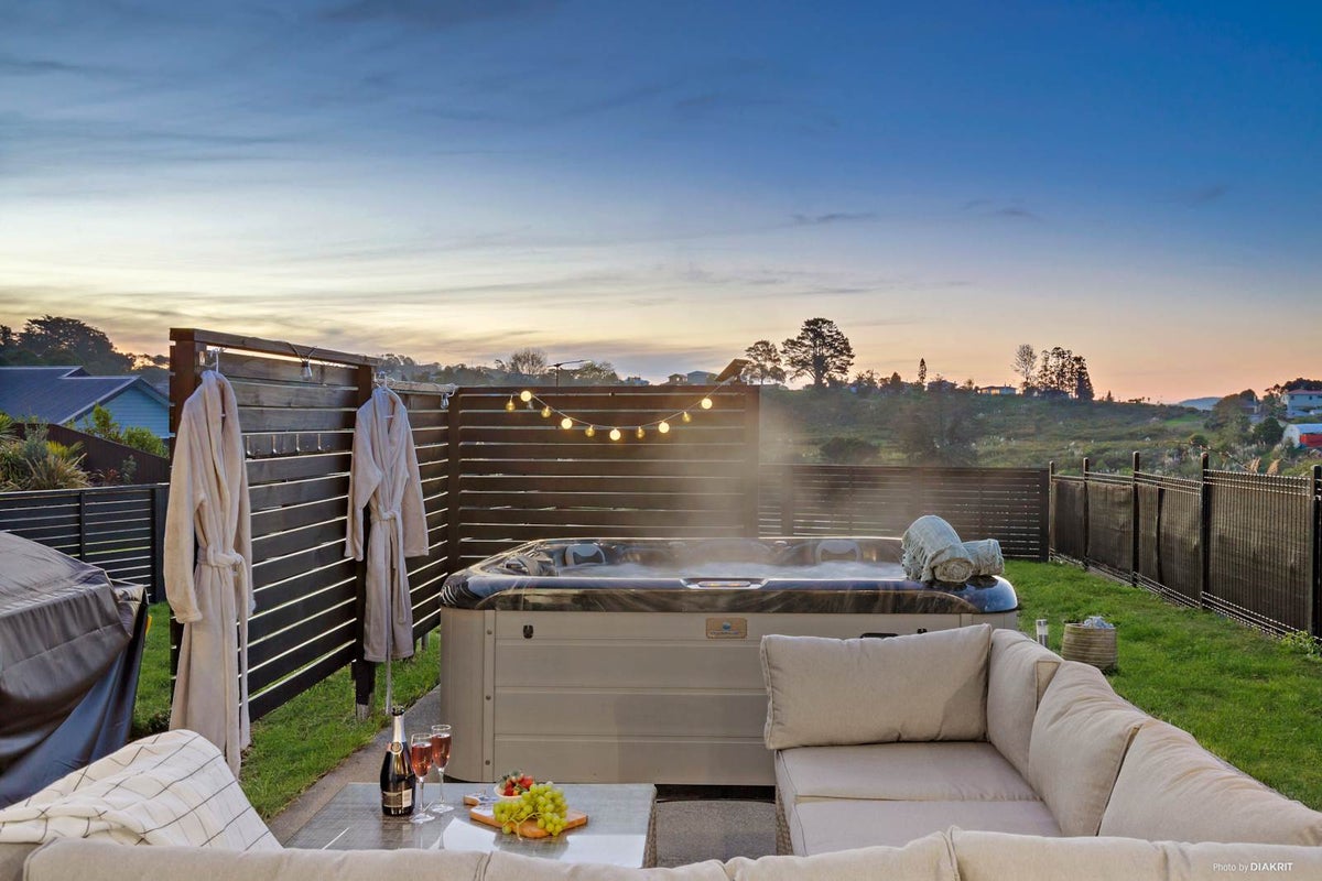 22 Eastview Crescent, Stanmore Bay, Whangaparaoa - Carousel 1