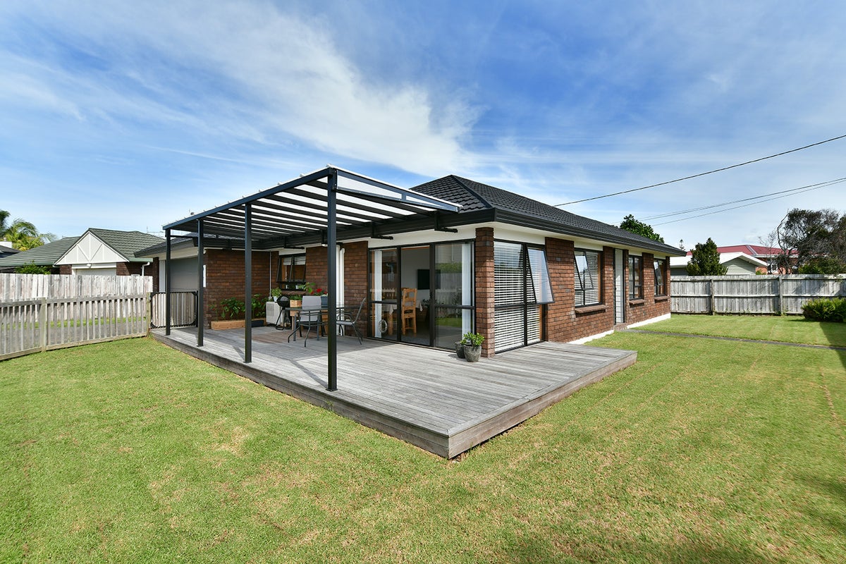 1/2 Law Street, Torbay, Auckland - Carousel 1