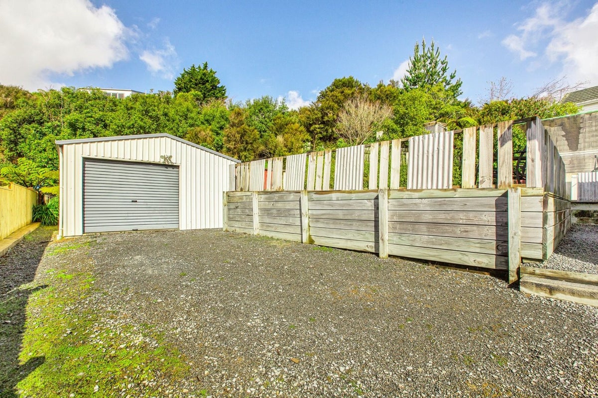 2 Harold Grove, Stokes Valley, Lower Hutt - Carousel 17