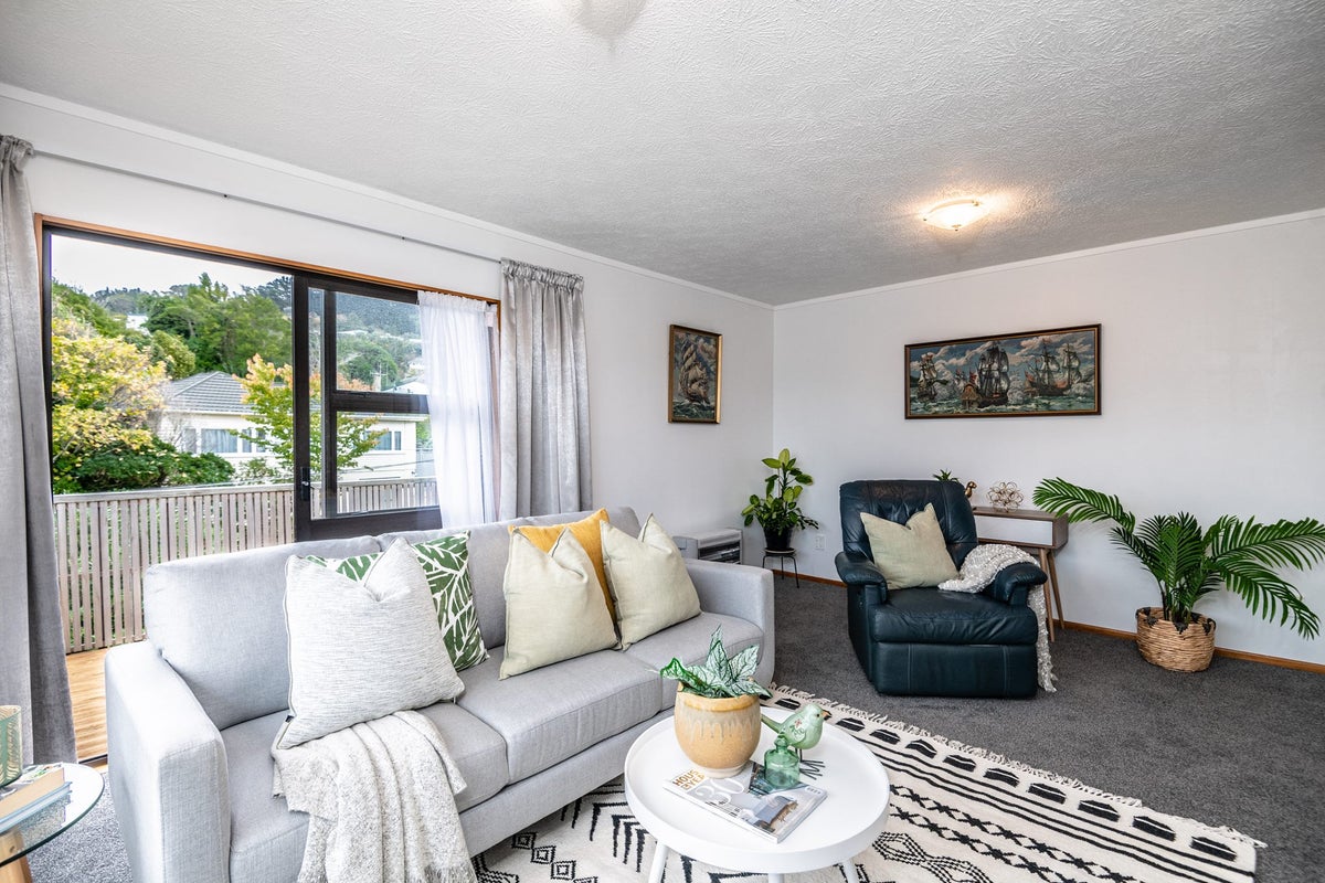 16 Romney Square, Tawa, Wellington - Carousel 2