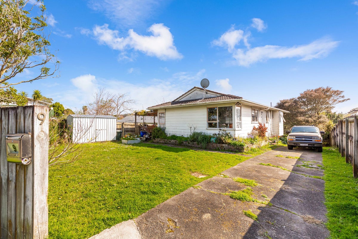 9 Vanden Place, Henderson, Auckland - Carousel 1