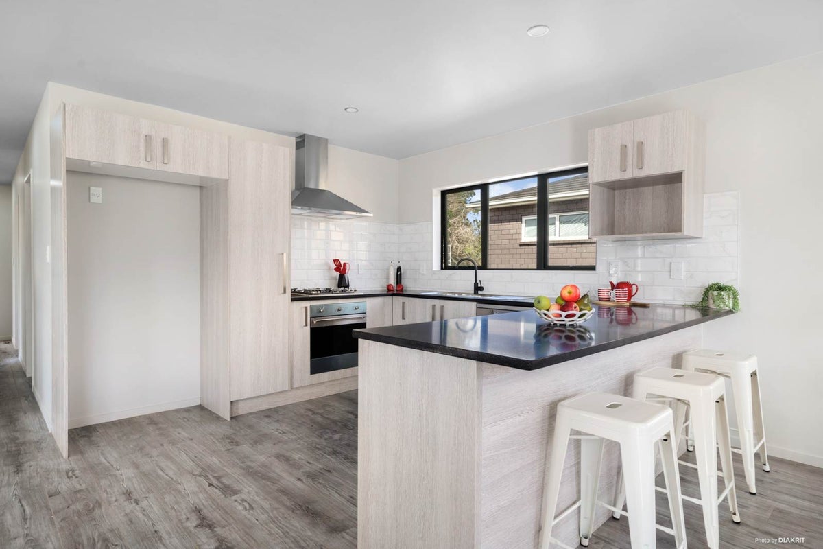 5 Younger Lane, Massey, Auckland - Carousel 1