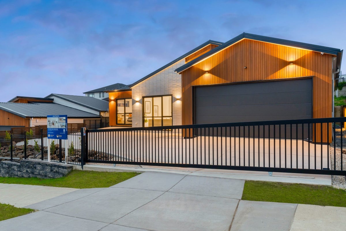 3 Kauri Gum Rise, Swanson, Auckland - Carousel 1