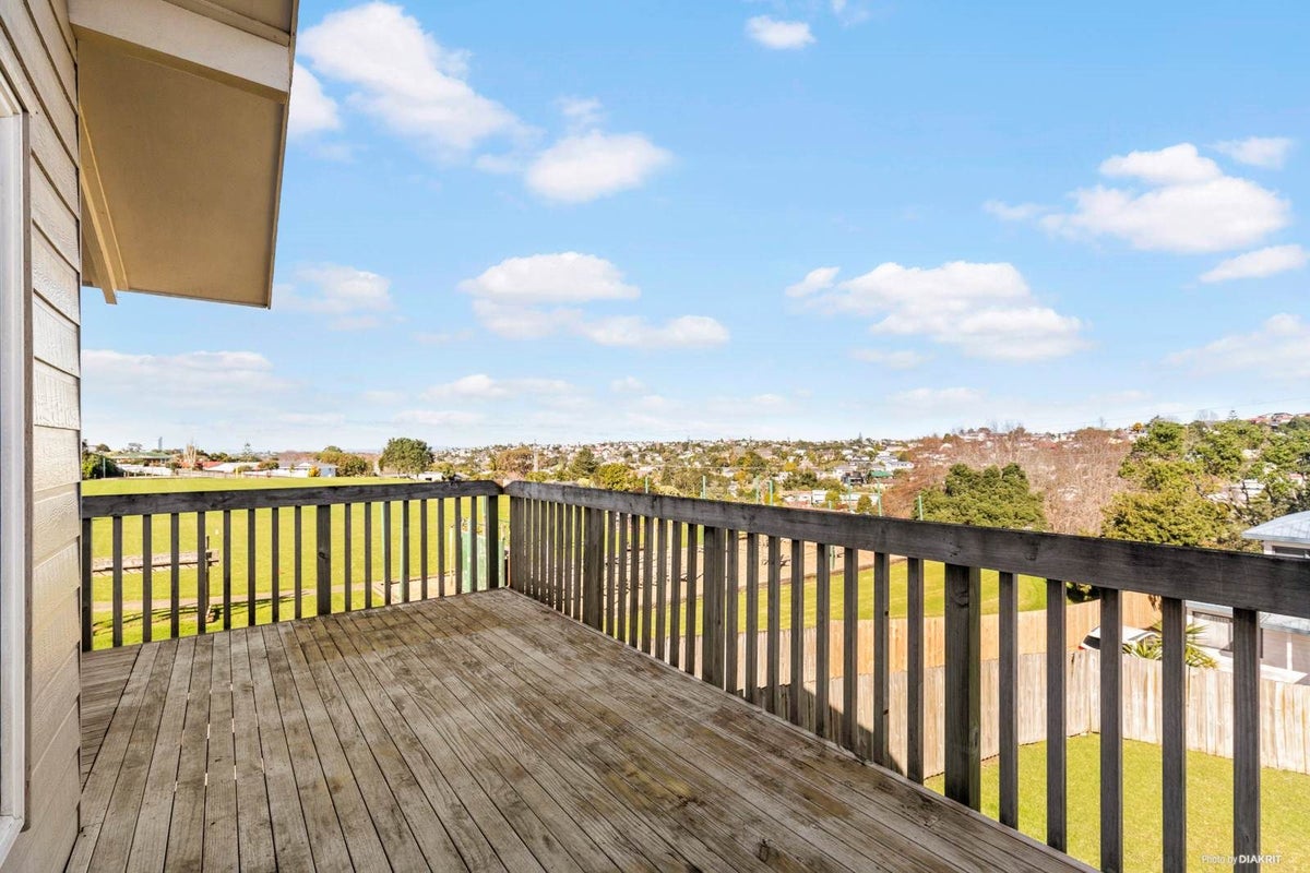 1/83 CHIVALRY ROAD, Glenfield, Auckland - Carousel 2