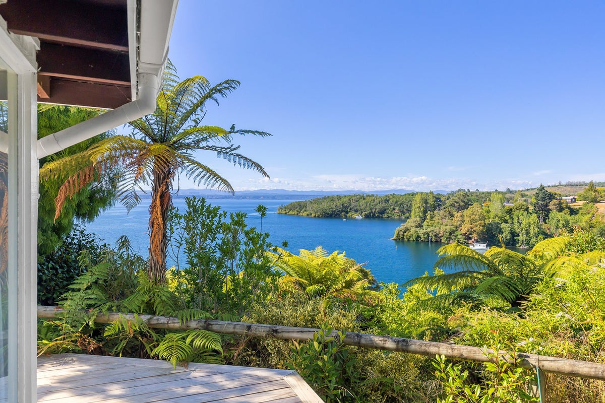 846 Wily Terrace, Acacia Bay, Taupo - Carousel 1