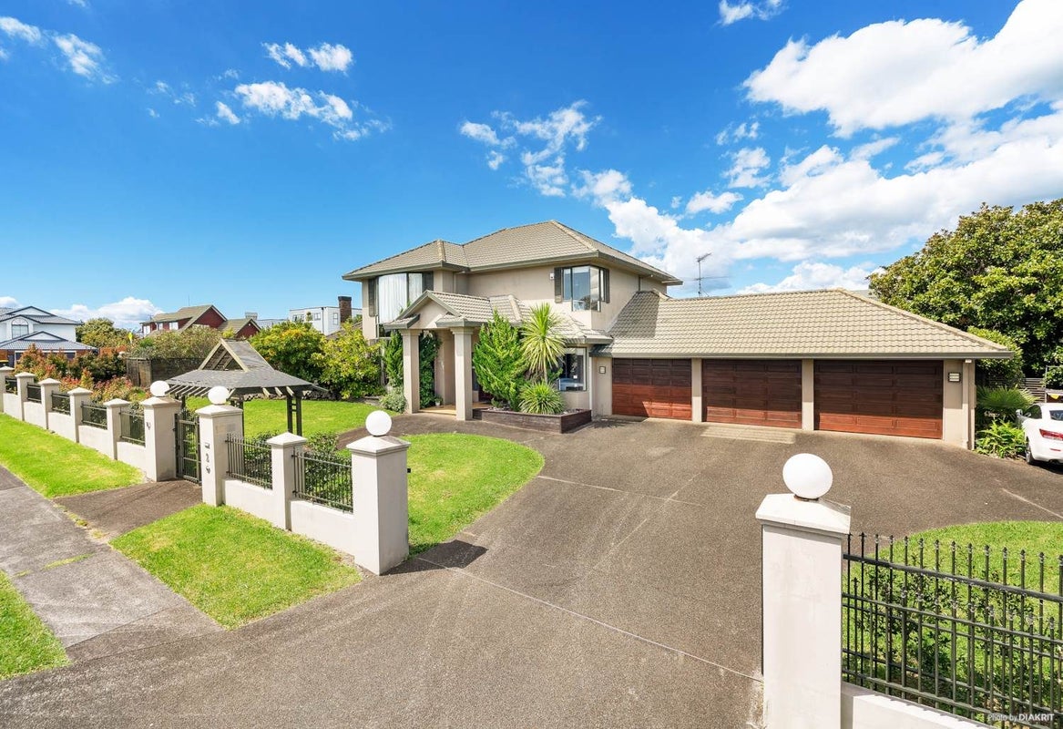 2 The Mews, Shamrock Park, Auckland - Carousel 1