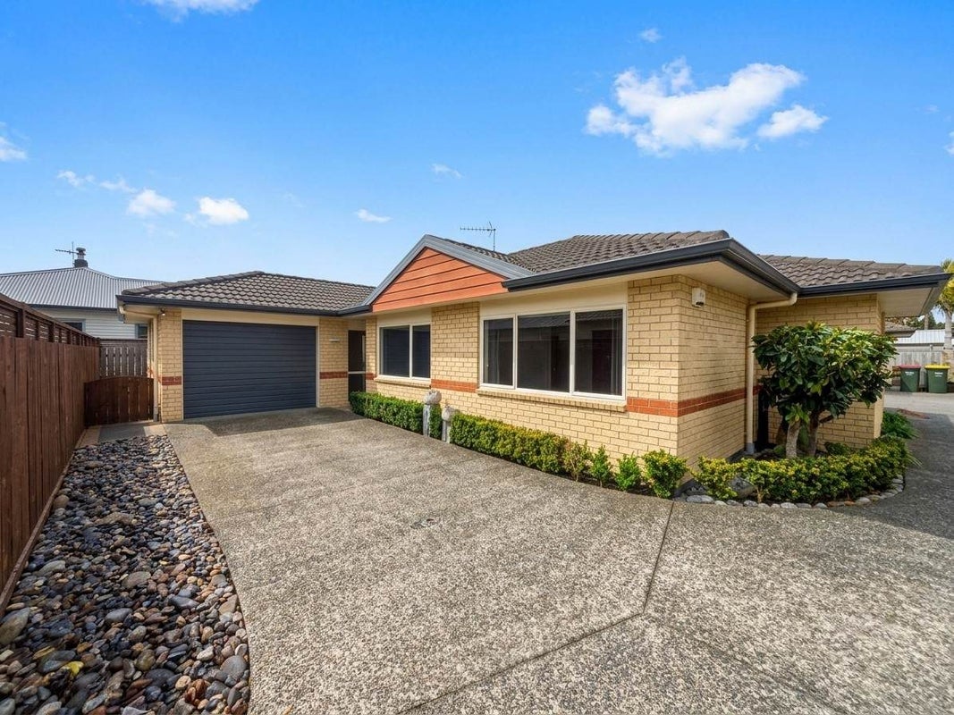 2/7 Argyle Avenue, Pahurehure, Papakura, Auckland - Carousel 1