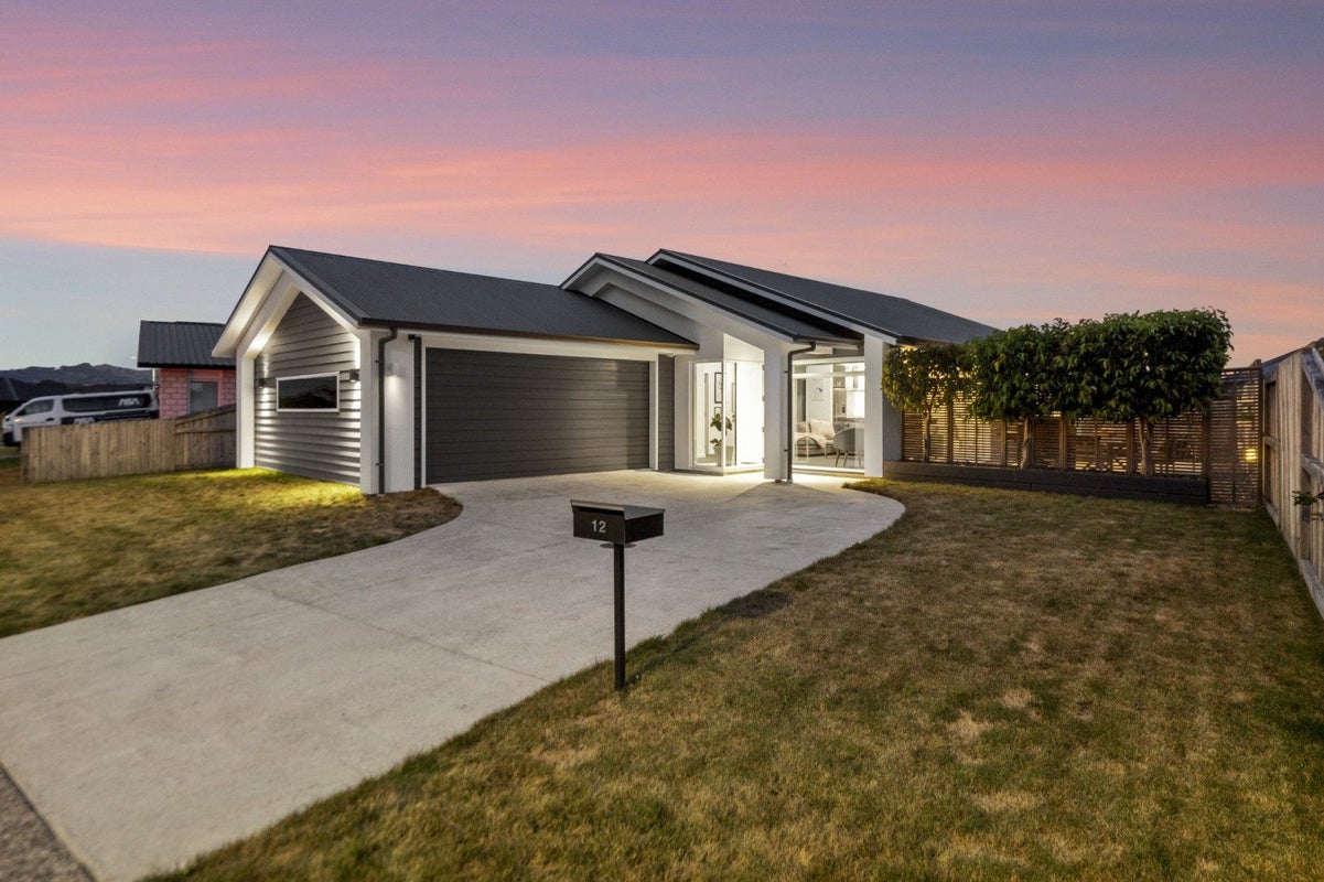 12 Kahuparere Crescent, Pyes Pa, Tauranga - Carousel 1