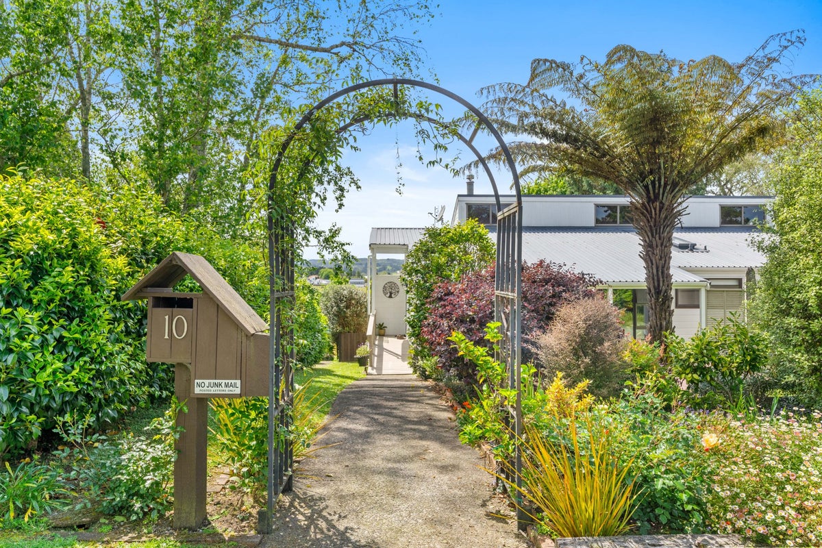 10 Alderton Place, Opaheke, Papakura - Carousel 1